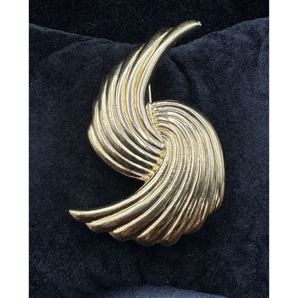 Trifari Vintage 80's Signed‎ Gold Tone Pinwheel Swirl Large Brooch